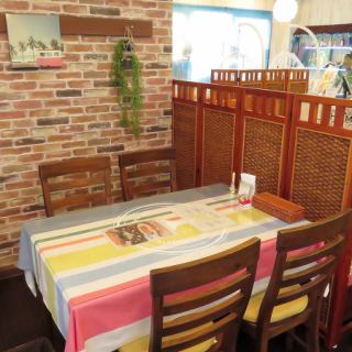 4名掛けテーブルになります!!気軽にご利用下さい♪