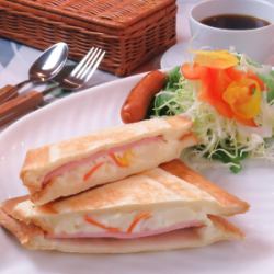 ホットサンドモーニング お飲み物料金+320円(税込)