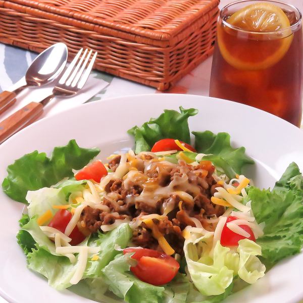 当店一押しのタコライスは野菜と肉、お米が絶妙なバランスでリピート間違いナシの逸品★