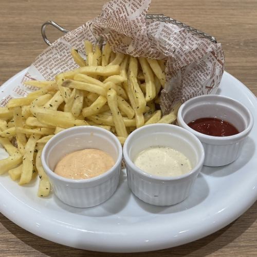 French fries (with 3 kinds of sauce)