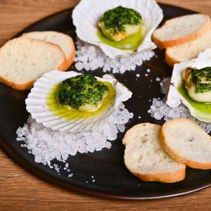 殻付きホタテのガーリックバター焼き(バケット添え)