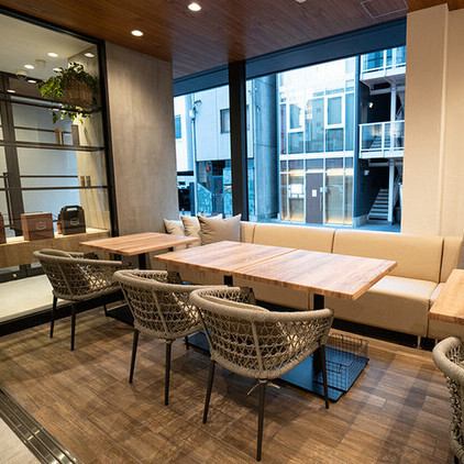 Counter seats and table seats for two are also available.