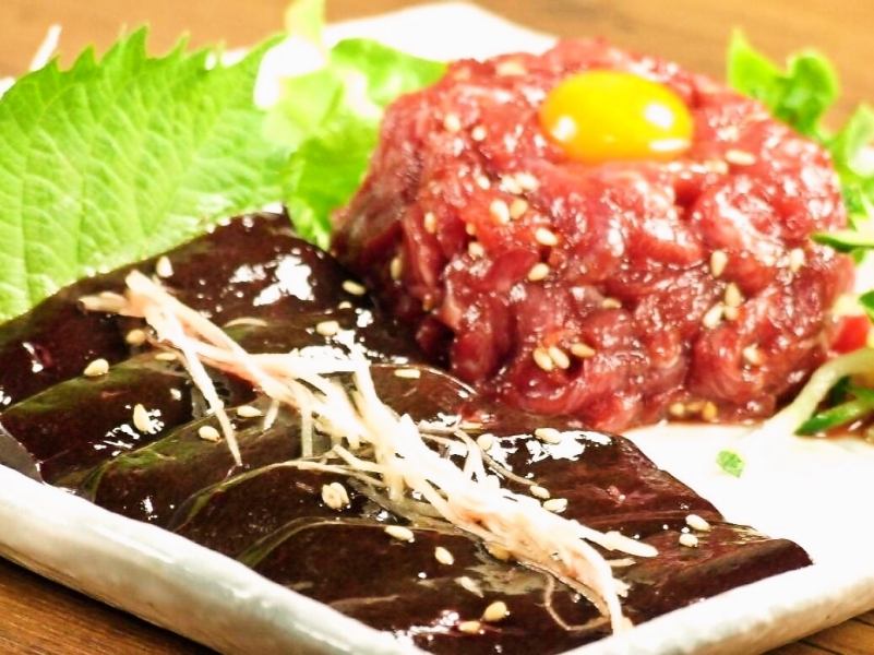 【樱花肉yukhoe和肝生鱼片】各990日元！可以品尝到以宫城县为主的专业人士严选的肉。
