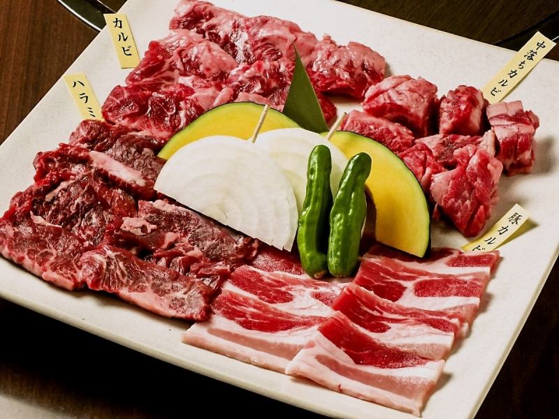 【大黑拼盘】2,750日元 大黑排骨、排骨排骨、裙子牛排、伊比利亚猪排骨、烤蔬菜拼盘。