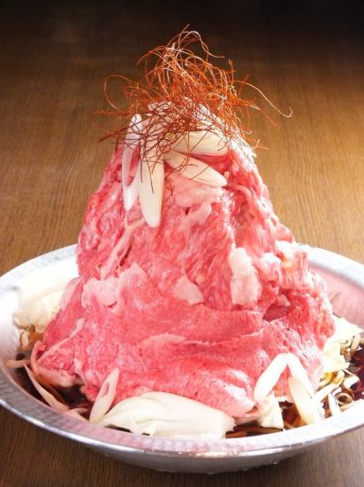 仙台牛を250gとふんだんに盛り付けた、仙台牛の肉鍋2990円！