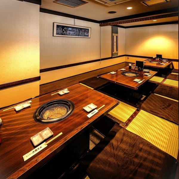 【在包廂內享用您的餐點】我們設有下沉式座位的包廂深受各種場合的歡迎，例如公司宴會或朋友聚會。推薦用於生日、週年紀念、約會、女生聚會等私人場合。我們也提供各種包含無限暢飲選項的課程。憑優惠券可享120分鐘暢飲套餐優惠！大黑炭烤肉店距離北仙台站只需步行1分鐘！