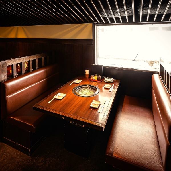 【靠窗包廂座位】在我們的靠窗包廂座位上，您可以享受開闊的視野。因為它是沙發式的，即使長時間坐著也很舒適。這些肉類均由專業人士精心挑選，品質絕對優良。您一定會滿意的！想在北仙台吃烤肉，就去大黑烤肉店！