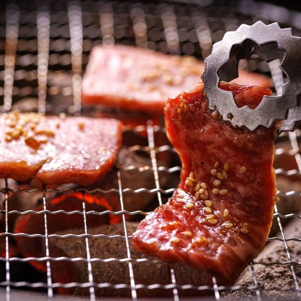 烤肉店裡氣氛宜人，播放著爵士樂，這在烤肉店並不常見。在輕鬆的氣氛中享受您的用餐體驗♪