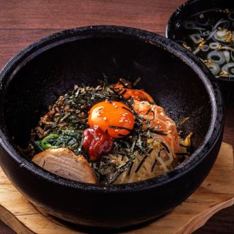 石頭煮熟的石鍋拌飯