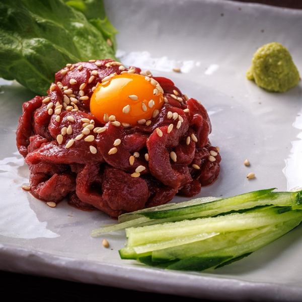 【马肉鲜食】990日元 “马肉的真正精髓在于它的新鲜度。”入口即化的生牛肉(yukhoe)——美味可口