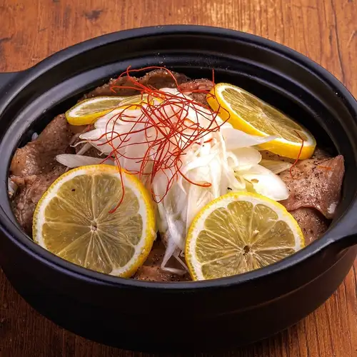 ねぎ塩牛タンとレモンの土鍋ごはん