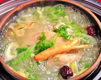 Samgyetang (for 2 people): For souvenirs and backorders, 300g of Chinese cabbage kimchi is included and a special price of 3500 yen ◎