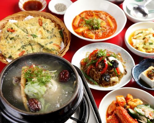 Samgyetang課程：除了開胃菜，還包括chapchae、chijimi、泡菜拼盤和tteokbokki。