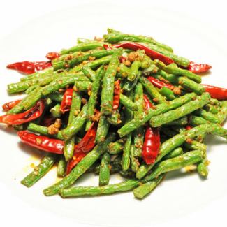 Stir-fried green beans and chili peppers