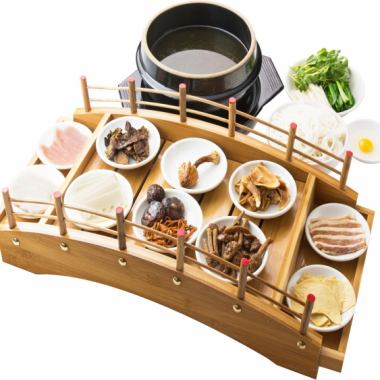 [雲南傳統美食]請享受湯和麵條特有的“過橋米線”♪各種1078日元（含稅）〜