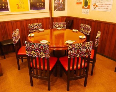 ■很多人可以在圓桌上用餐■商店後面有一個單獨的空間，有一個可以用於8到10人的圓桌和一個可容納4到6人的桌子。在圓桌上感受中國人的氣氛的同時可以吃，並且可以使用整個分隔空間將它用於約25人的團體♪