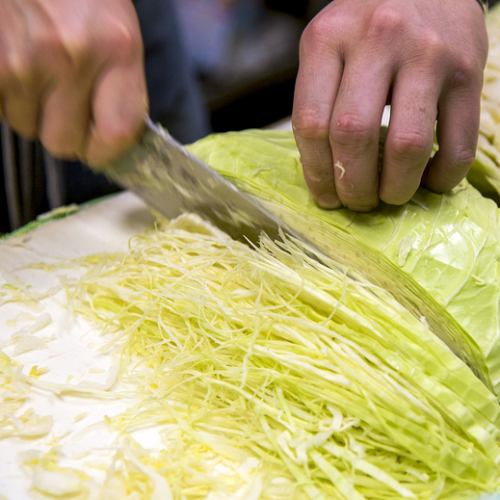 Shred crispy cabbage and finely chop the perilla leaves to improve the flavor