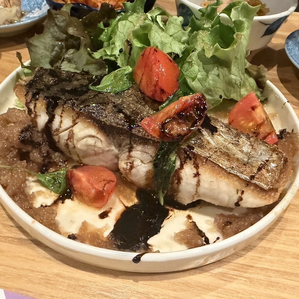 色鮮やかな８種の創作おばんざい。ヘルシーで嬉しい女子会。
