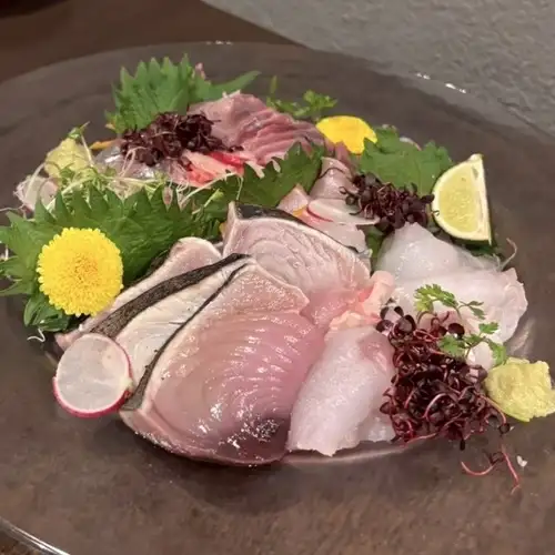 店主が自ら釣り上げることも！毎日仕入れるとれたての美味しさ「本日の新鮮なお造り」