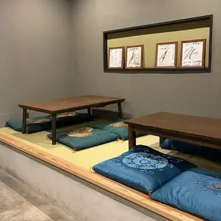 This is a bright and stylish Japanese-modern style table seating area.Perfect for various private occasions such as girls' nights out, dates, and lunches with friends.Enjoy a luxurious time surrounded by delicious obanzai (Kyoto-style home cooking) in our spacious seating arrangement.