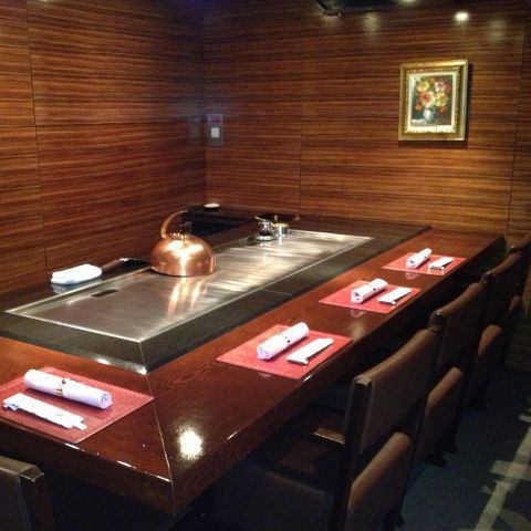 ■カップルやお1人様におすすめ！重厚なカウンター席