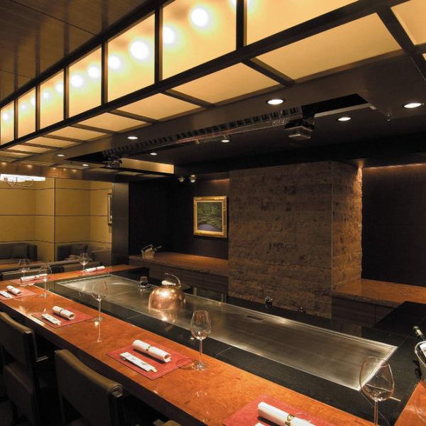 【大人数で楽しめる鉄板焼カウンター】目の前で繰り広げられるシェフの技！特撰牛を焼き上げる「鉄板焼きパフォーマンス」は必見！臨場感をお楽しみ頂けます。清潔感溢れる店内は落ち着いた雰囲気を求めるご接待や会食最適！大きな鉄板のカウンター席はデートにもおすすめです。五感すべてで『ハマ』を堪能してください。