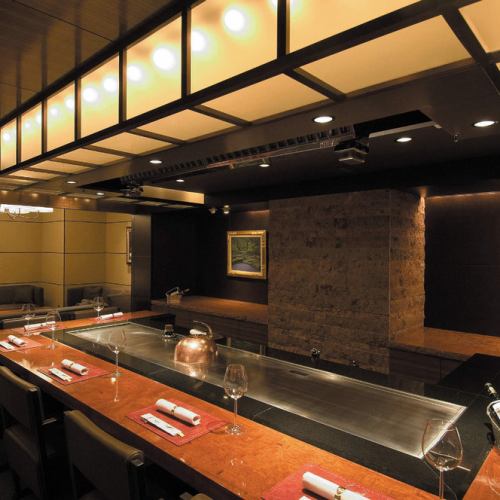 <p>【大人数で楽しめる鉄板焼カウンター】目の前で繰り広げられるシェフの技！特撰牛を焼き上げる「鉄板焼きパフォーマンス」は必見！臨場感をお楽しみ頂けます。清潔感溢れる店内は落ち着いた雰囲気を求めるご接待や会食最適！大きな鉄板のカウンター席はデートにもおすすめです。五感すべてで『ハマ』を堪能してください。</p>