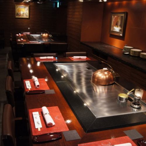 <p>【個室で過ごす贅沢なひととき】当店では個室(有料)をご用意致しております。お子様やご友人と気兼ねなく楽しみたいお食事に！お祝いや接待、会食などにもおすすめです。周りを気にせず会話を楽しめるプライベート空間は、ゆったりとお過ごしいただけます。[VIPルーム個室料/10,000円（10名様まで可能）]</p>