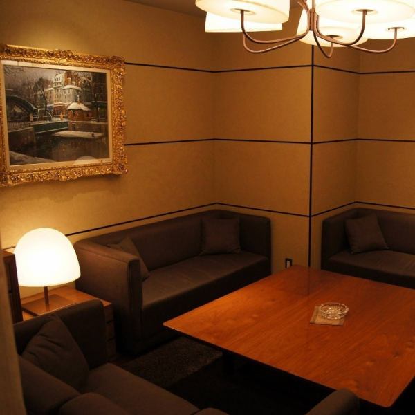 【デザートサロン】老舗の風格とモダンテイストが合わさったハマならではの雰囲気。食事の後のデザートサロンもご用意しております。格式ある洋館を思わせる建物に一歩足を踏み入れると、ホテルを思わせる重厚かつ優雅な空気が漂います。記念日・誕生日・接待・顔合わせ・ご家族でのお食事会等、今宵は贅沢な時間をどうぞ。