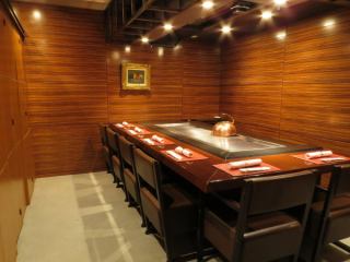 接待・法事等、様々なシチュエーションでご利用いただけます　　　　　　　　　　　　　　　　　　　　個室料／VIP ROOM 10,000円、半個室 3,000円The private room fee for the reservation is 10000yen or 30000yen.