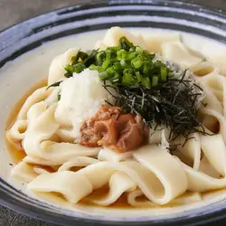 韩式炒面配磨碎的白萝卜、腌梅子和银鱼