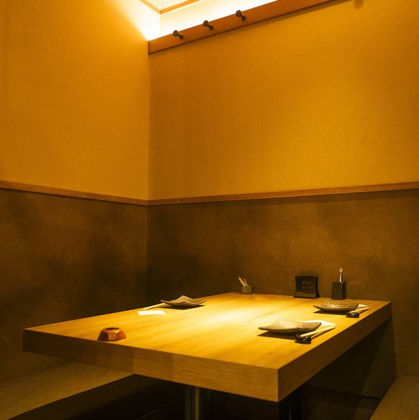 ゆったり寛げる半個室で宴会をお楽しみいただけます。当店おすすめの逸品を取り揃えたコースも充実。2時間飲み放題コースもご用意しており、しゃぶしゃぶや地鶏をメインにお料理もお楽しみいただける内容となっております。半個室のご利用とセットでご予約いただくと便利です。