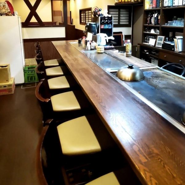 落ち着いた雰囲気の中、目の前で調理される料理が楽しめるため、まるで自宅にいるかのようにリラックスできます。友人や同僚との会話も弾みやすく、気軽に訪れることができます。料理はどれも丁寧に作られており、味も抜群。お酒との相性も考慮されているため、つまみとしても最適です◎