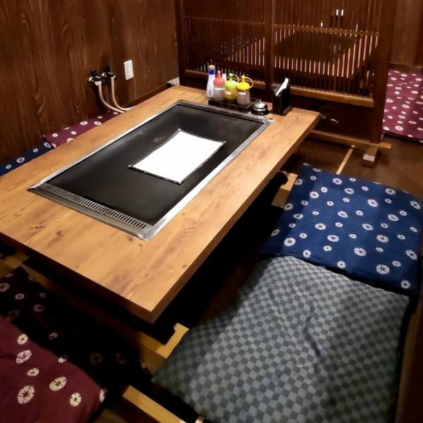 このお店のテーブル席は、お好み焼きを自分たちで焼いて楽しむことができる特別な空間です。鉄板が備えられたテーブルは、友人や家族との楽しいひとときを演出してくれます。自分たちの好みに合わせて焼き加減を調整できるため、思わず会話も弾んでしまいます。香ばしい香りが漂う中、みんなで食事を楽しみましょう◎