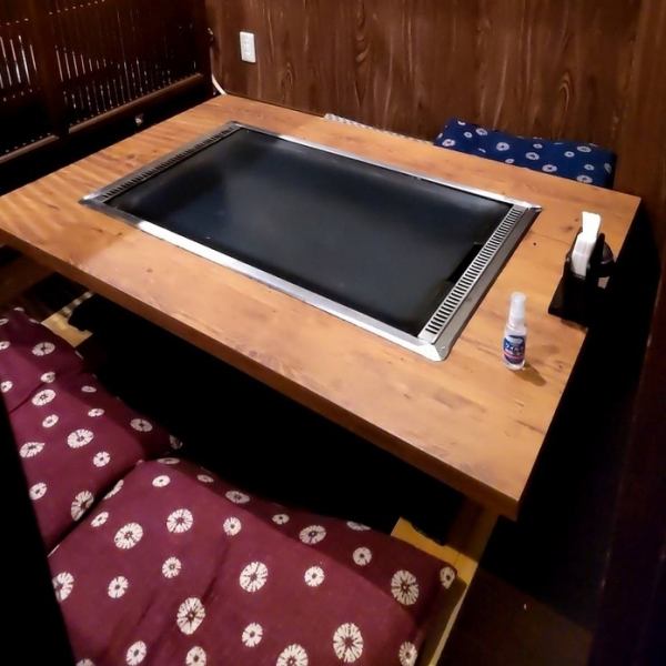 大人数の宴会や飲み会を楽しむのにぴったりです。自分たちで焼き上げる楽しさと、その香ばしい香りが食欲をそそります。掘りごたつなのでリラックスしてお食事をお楽しみしていたでけます。具材の種類も豊富で、好みに応じて選ぶことができ、みんなでシェアしながら楽しむことができるのも魅力です◎