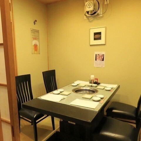 <We also accept banquets in relaxing private rooms> These private rooms are simple yet elegant in the Japanese style, with a refined feel evident in every detail.We can accommodate up to 12 people.The venue can be rented exclusively for up to 20 people.Enjoy your meal in a relaxing atmosphere
