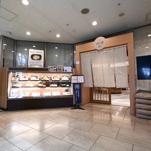 【大型バス駐車場完備◎】当店では大型バスの駐車場を完備しており、アクセスも良好ですので、修学旅行や観光でのご利用に便利です。広々とした快適なスペースで、思い出に残るひとときをお楽しみください。団体様向けの各種ランチプランもご用意しておりますので、お気軽にお問い合わせください。お待ちしております！