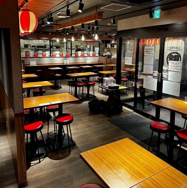 酒場の雰囲気漂う店内で格別の1杯をお楽しみください♪熱々のたこ焼きやコスパ◎の逸品との相性はバツグンです♪