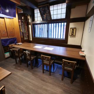 【5名様テーブル×2卓】アットホームな雰囲気の店内に、グループでのお越しにぴったりの5名様テーブル席を2つ完備。普段の気軽なお食事にもご利用ください。