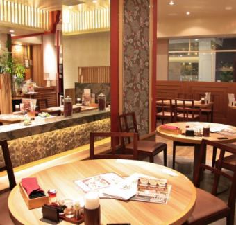 We also have a round table that can be used by four people spaciously ♪ Recommended for private use.