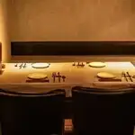ソファー席ございます。テーブル席の一方がソファー席になります。