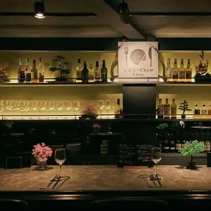 這家商店氛圍寧靜，柔和的間接照明營造出舒適的空間。時尚的內部採用木紋飾面，非常適合情侶或休閒約會。逃離城市的喧囂，在輕鬆的氣氛中享受悠閒的用餐體驗。我們期待著您的光臨