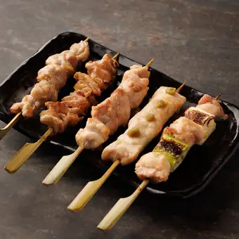 五種口味的炭烤雞肉串拼盤