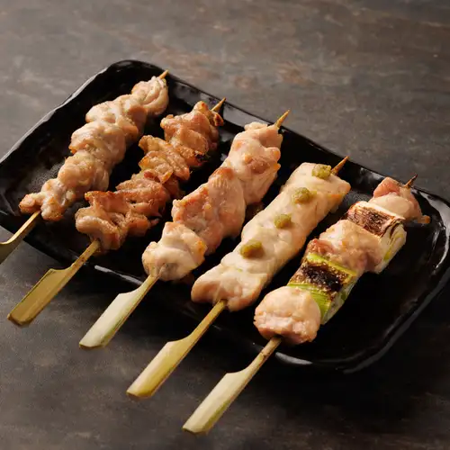 五種口味的炭烤雞肉串拼盤