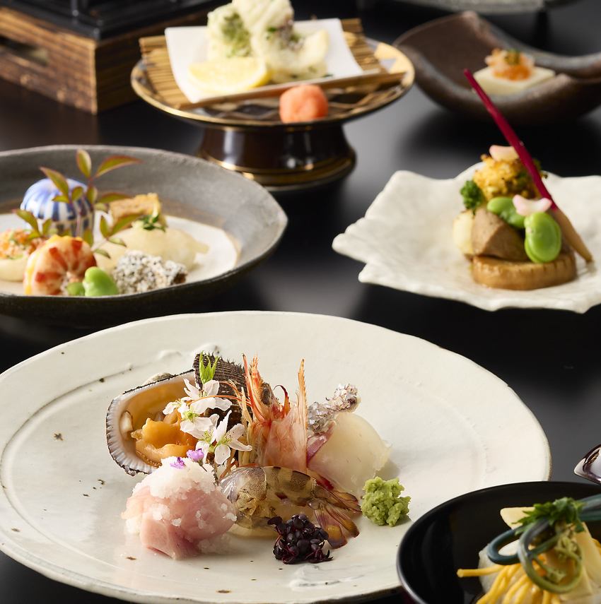 使用时令蔬菜和海鲜，讲究手工的日本料理店。