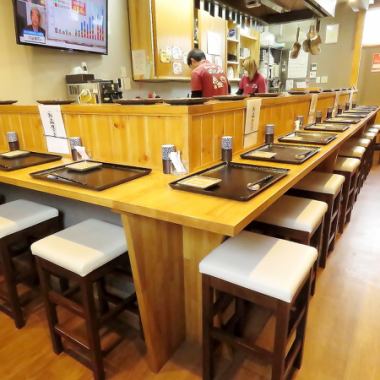 [All counter seats are available in the store.] The calm interior of the counter with 12 seats ♪ The atmosphere is easy for one person to enter, so you can feel free to drop by even after work.