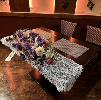 結婚式二次会お祝い時は新郎新婦さんのお席もご準備します！サプライズ演出もぜひご相談ください♪