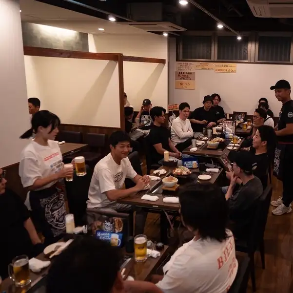 濃い色の木目調でテーブルや椅子を統一した店内は、落ち着いた雰囲気が漂う居心地の良い空間です。全面ガラス張りのオシャレな外観から一歩足を踏み入れると、日常の喧騒を忘れさせてくれる上質な時間が流れています。30代40代50代のお客様を中心に、幅広い世代に愛されるモダンな内観が魅力です。