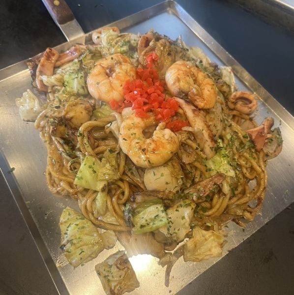 【特製太麺】濃厚ソースが絡む具沢山ミックス焼きそば◆鉄板の定番