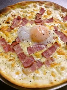 カルボナーラ温泉卵のせ　ピザ
